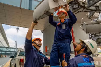 Nhân viên kỹ thuật Cảng Hàng không quốc tế Nội Bài thay thế, bảo dưỡng bóng đèn thường xuyên.