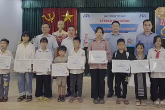 Trao học bổng Vòng tay nhân ái năm 2023 cho 9 học sinh tại Điện Biên.