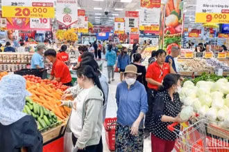 Người tiêu dùng mua sắm tại một siêu thị GO!.