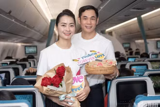 Phục vụ mỗi chuyến bay yêu thương đều có các tiếp viên hàng không là những cặp vợ chồng đã cùng nhau gắn bó với bầu trời từ khi còn rất trẻ.