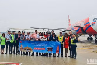 Chào đón chuyến bay đầu tiên của AirAsia Cambodia tới Hà Nội.