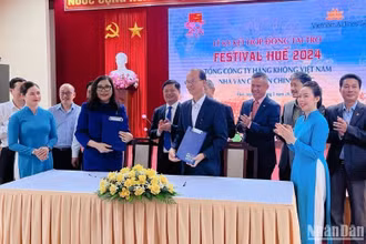 Hãng hàng không quốc gia Việt Nam (Vietnam Airlines) tiếp tục tham gia Festival Huế 2024 với danh vị “Nhà vận chuyển chính thức”.
