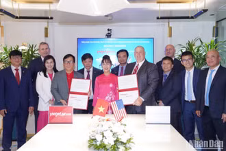 Chủ tịch Vietjet Nguyễn Thị Phương Thảo (giữa) chứng kiến trao đổi ký kết thỏa thuận tài trợ tàu bay giữa Carlyle Aviation Partners và Vietjet.
