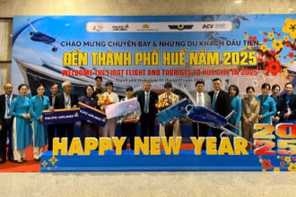 Vietnam Airlines chào đón những hành khách đầu tiên nhân dịp năm mới 2025 tại Cảng Hàng không quốc tế Phú Bài, Thừa Thiên Huế.