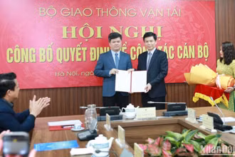 Thứ trưởng Giao thông vận tải Lê Anh Tuấn trao quyết định bổ nhiệm ông Nguyễn Công Long giữ chức Thành viên Hội đồng thành viên VATM.