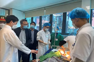 Đại diện lãnh đạo Ủy ban An toàn giao thông quốc gia, các cơ quan liên quan và địa phương thăm hỏi nạn nhân bị thương trong vụ tai nạn.