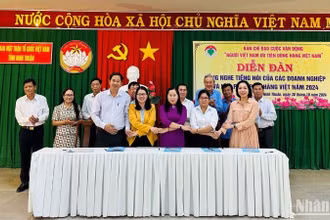 Đại diện Central Retail (ngoài cùng bên phải) tham gia ký kết thi đua Hỗ trợ đưa sản phẩm OCOP, đặc thù tỉnh Ninh Thuận vào chuỗi cung ứng của hệ thống các siêu thị.
