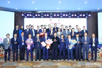 Đại diện lãnh đạo tỉnh Cao Bằng trao quyết định phê duyệt kết quả lựa chọn nhà đầu tư dự án cao tốc Đồng Đăng-Trà Lĩnh.