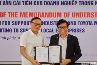 Đại diện lãnh đạo Công ty ô-tô Toyota Việt Nam và Hiệp hội Công nghiệp hỗ trợ Việt Nam ký Biên bản ghi nhớ hỗ trợ doanh nghiệp hỗ trợ ô-tô.