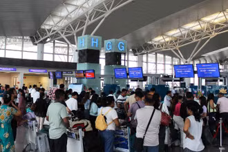 Nếu không quy định giá trần vé máy bay, các hãng hàng không hoàn toàn có thể đưa ra giá vé ở mức cao, nhất là một số tuyến có cạnh tranh hạn chế hoặc trong giai đoạn cao điểm, điều này sẽ ảnh hưởng đến quyền lợi người tiêu dùng.