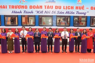 Đại diện lãnh đạo ngành đường sắt và các địa phương, cơ quan liên quan khai trương đoàn tàu du lịch "Kết nối di sản miền Trung".