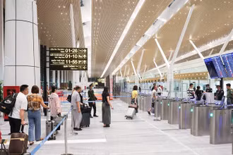 Hành khách đi qua cửa kiểm tra an ninh tại Nhà ga T3 Tân Sơn Nhất.
