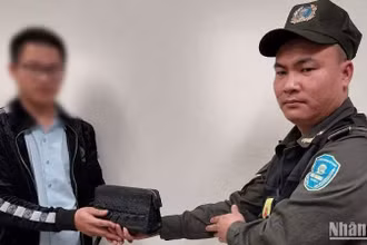 Nhân viên an ninh hàng không Nội Bài trao trả chiếc ví trị giá 120 triệu đồng cho hành khách bỏ quên.