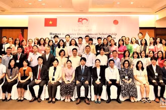 Các học viên JDS khóa 23 chụp ảnh lưu niệm cùng các đại biểu/khách mời tại buổi lễ