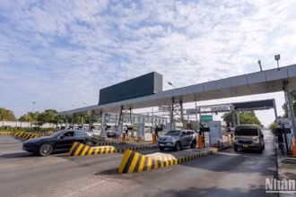 Cảng Hàng không quốc tế Nội Bài đã tổ chức chạy thử giai đoạn 1 đối với 3 làn ra thuộc hệ thống thu phí không dùng tiền mặt và thu tự động không dừng dịch vụ vào/ra, dừng, đỗ tại sân đỗ ô tô Nhà ga T1.