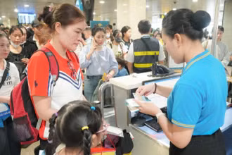Hành khách làm thủ tục hàng không trong dịp cao điểm Tết.