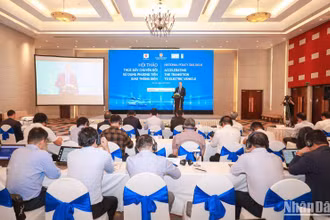 Các đại biểu tham dự hội thảo về xe điện.
