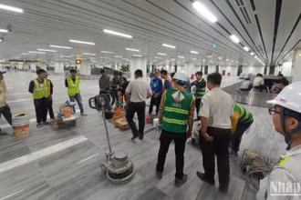 Các nhà thầu huy động lực lượng, tranh thủ thi công lát nền đá nhà ga T3 Tân Sơn Nhất trong điều kiện ban đêm, khi các chuyến bay ngừng hoạt động.