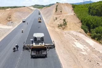 Thảm những mét bê-tông nhựa cuối cùng ở dự án đường cao tốc đoạn Bùng-Vạn Ninh thông xe, trước khi đưa vào khai thác tuyến chính dịp 30/4.