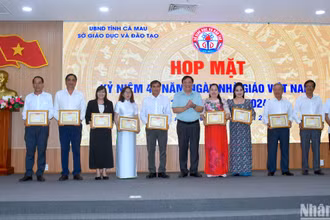 Phó Bí thư Tỉnh ủy, Chủ tịch Ủy ban nhân dân tỉnh Cà Mau Phạm Thành Ngại (thứ 6 từ phải qua) trao Bằng khen cho các tập thể đạt thành tích xuất sắc trong năm học 2023-2024.