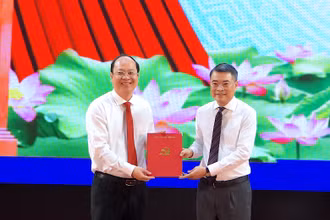 Ủy viên Bộ Chính trị, Bí thư Trung ương Đảng, Trưởng Ban Tổ chức Trung ương Lê Minh Hưng (phải) trao Quyết định của Bộ Chính trị cho đồng chí Nguyễn Hồ Hải.