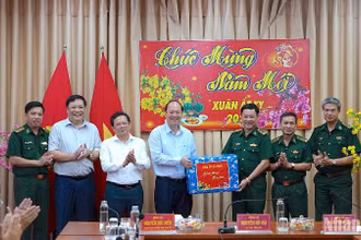 Lãnh đạo Tỉnh ủy Cà Mau tặng quà mừng Tết cán bộ, chiến sĩ Bộ Chỉ huy Bộ đội Biên phòng Cà Mau.
