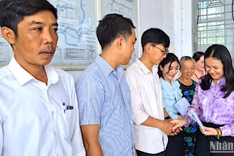 Trao quà Tết của Báo Nhân Dân và nhà tài trợ cho người dân xã Tạ An Khương Nam (huyện Đầm Dơi, tỉnh Cà Mau).