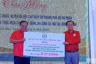 Đại diện Hội Chữ thập đỏ Thành phố Hồ Chí Minh (bên phải) trao hỗ trợ 3 tỷ đồng cho đại diện Hội Chữ thập đỏ Cà Mau.