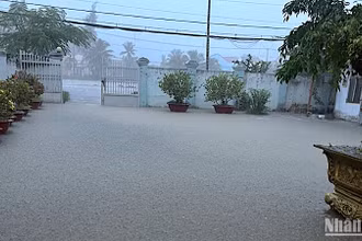 Mưa lớn kết hợp triều cường gây ngập sâu đường sá và trụ sở nhiều cơ quan công quyền. (Trong ảnh: Nơi làm việc của Sở Lao động-Thương binh và Xã hội Cà Mau nhìn ra trục đường Phan Ngọc Hiển)