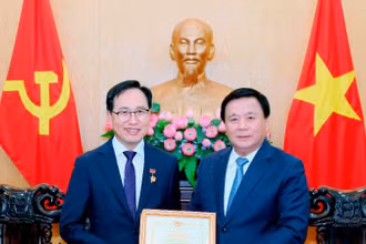 Đồng chí Nguyễn Xuân Thắng trao Kỷ niệm chương “Vì sự nghiệp đào tạo, bồi dưỡng lý luận chính trị” của Học viện Chính trị quốc gia Hồ Chí Minh tặng ông Choi Joo Ho.