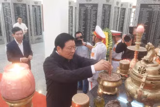 Đồng chí Phan Đình Trạc cùng đoàn công tác dâng hương tri ân các anh hùng liệt sỹ tại Đài tưởng niệm Núi Nhạn.