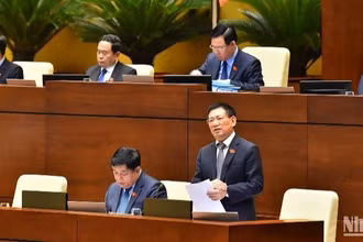 Bộ trưởng Tài chính Hồ Đức Phớc báo cáo giải trình, làm rõ một số vấn đề các đại biểu Quốc hội quan tâm. (Ảnh: THỦY NGUYÊN)