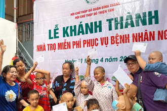 Các bệnh nhi vui vẻ khi nhận quà.