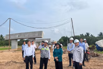 Đoàn công tác của Tỉnh ủy Bến Tre kiểm tra tiến độ thi công công trình cầu Rạch Miễu 2.