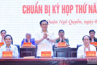 Chủ tịch Quốc hội Vương Đình Huệ và các đại biểu Quốc hội thành phố Hải Phòng dự hội nghị tiếp xúc cử tri tại quận Ngô Quyền. (Ảnh: DUY LINH)
