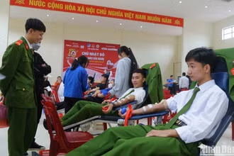 Đoàn viên Công an tỉnh Quảng Bình tham gia hiến máu.