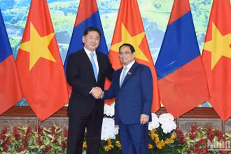 Thủ tướng Phạm Minh Chính đón Tổng thống Mông Cổ Ukhnaagiin Khurelsukh. (Ảnh: TRẦN HẢI)
