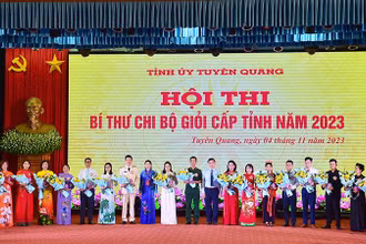 Ban Tổ chức hội thi tặng hoa và trao biểu trưng lưu niệm cho thí sinh.