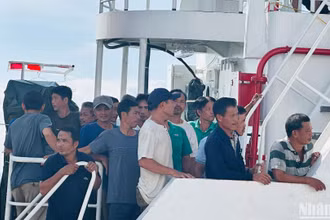 Những hình ảnh đầu tiên đưa các ngư dân của hai tàu cá bị chìm vào bờ