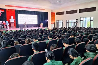 Sinh viên Đại học Huế tham gia chương trình tập huấn “Kỹ năng sử dụng mạng xã hội an toàn và ma túy học đường”.