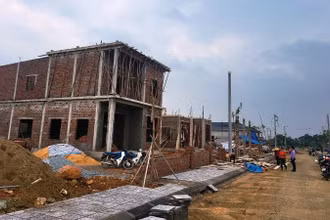 Bà con nhân dân thôn Thống Nhất, Cẩm Duệ (Cẩm Xuyên) xây dựng nhà ở tại khu tái định cư.