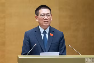 Bộ trưởng Tài chính Hồ Đức Phớc trình bày báo cáo về tình hình thực hiện ngân sách nhà nước năm 2023, dự toán ngân sách nhà nước, phương án phân bổ ngân sách trung ương năm 2024. (Ảnh: THỦY NGUYÊN)