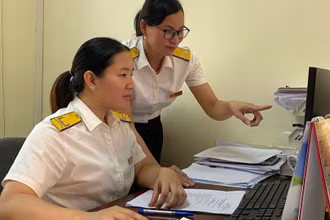 Cán bộ Chi cục thuế khu vực Tam Nông-Thanh Thủy, tỉnh Phú Thọ rà soát, phân loại các khoản nợ của các doanh nghiệp, cá nhân nợ thuế. 