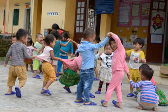 Ảnh minh họa: Trẻ mẫu giáo dân tộc H’Mông trong giờ chơi tại bản Khuôn Bổ, xã vùng cao Hồng Ca, huyện Trấn Yên. (Ảnh: Thanh Sơn)