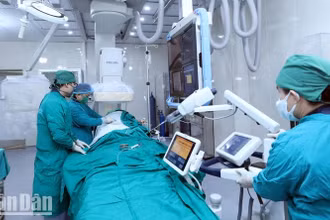 Các bác sĩ Bệnh viện đa khoa Lạng Sơn sử dụng hệ thống chụp và can thiệp mạch số hóa nền (DSA) chuẩn đoán điều trị cho bệnh nhân. (Ảnh minh họa: TRÁNG ĐẠT)