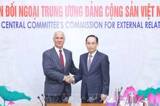 Trưởng Ban Đối ngoại Trung ương Lê Hoài Trung và Tổng Bí thư Đảng Cộng sản Bồ Đào Nha Paulo Raimundo. (Ảnh: TTXVN)