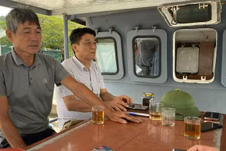 Cán bộ Trạm kiểm ngư Lạch Bạng phổ biến pháp luật về chống khai thác IUU cho ngư dân thị xã Nghi Sơn, tỉnh Thanh Hóa. 