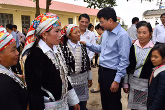 Bí thư Tỉnh ủy Đặng Xuân Phong trò chuyện với đồng bào dân tộc thiểu số xã A Mú Sung, Bát Xát.