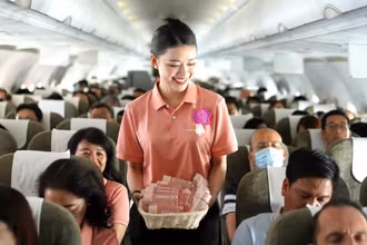 “Chuyến bay màu hồng - HeForShe” cùng thông điệp của Vietnam Airlines về sự đa dạng và bình đẳng giới. (Ảnh: VNA)