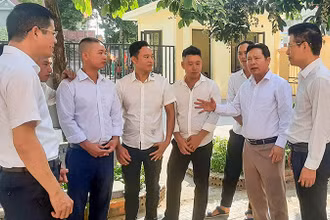 Lãnh đạo Ban Tổ chức Tỉnh ủy Nghệ An và Thị ủy Hoàng Mai trò chuyện với các đảng viên Chi bộ Hội nghề cá Quỳnh Lập. (Ảnh: THÀNH CƯỜNG)